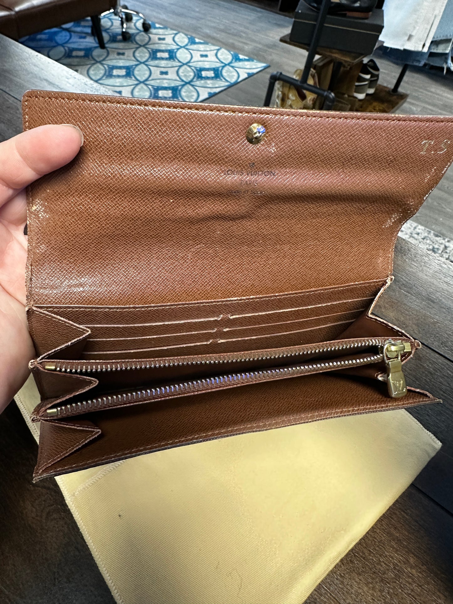 LOUIS VUITTON WOMENS WALLET